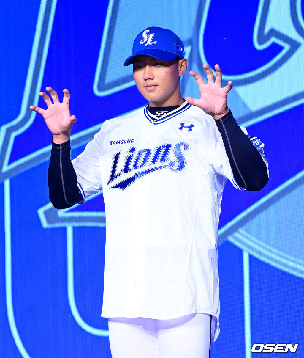 11일 오후 서울 잠실 롯데호텔 월드에서 2025 KBO 신인 드래프트가 열렸다.2025 KBO 신인 드래프트는 전면 드래프트 방식으로 진행된다. 지명은 1라운드부터 11라운드까지 이뤄지며, 2023년도 구단 순위의 역순인 키움-한화-삼성-롯데-KIA-두산-NC-SSG-KT-LG 순서로 실시된다.대구고 배찬승이 삼성에 지명되며 포즈를 취하고 있다. 2024.09.11 / jpnews@osen.co.kr