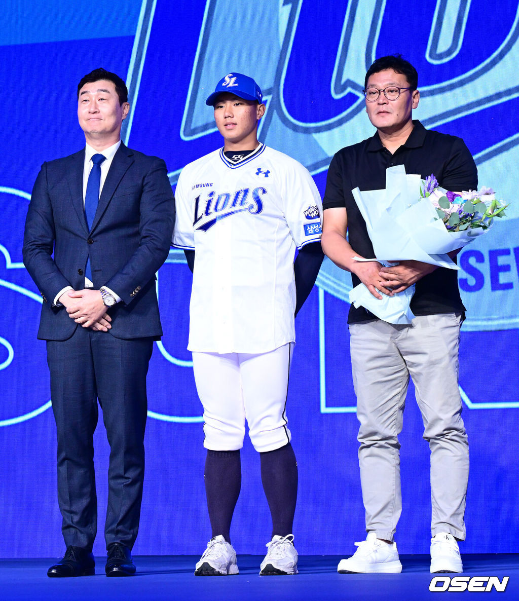 11일 오후 서울 잠실 롯데호텔 월드에서 2025 KBO 신인 드래프트가 열렸다.2025 KBO 신인 드래프트는 전면 드래프트 방식으로 진행된다. 지명은 1라운드부터 11라운드까지 이뤄지며, 2023년도 구단 순위의 역순인 키움-한화-삼성-롯데-KIA-두산-NC-SSG-KT-LG 순서로 실시된다.대구고 배찬승이 삼성에 지명되며 이종열 단장, 아버지와 포즈를 취하고 있다. 2024.09.11 / jpnews@osen.co.kr