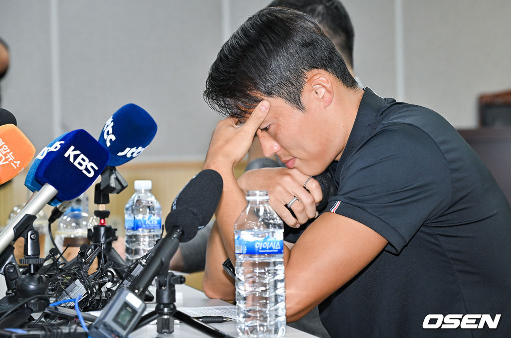 수원FC 손준호가 11일 오후 수원시체육회관에서 중국축구협회 영구 제명 징계 관련 반박 기자회견을 가졌다.<br /><br />중국축구협회는 지난 10일 “사법기관이 인정한 사실에 따르면 전(前) 산둥 타이산 선수 손준호는 정당하지 않은 이익을 도모하려고 정당하지 않은 거래에 참여해 축구 경기를 조작하고 불법 이익을 얻었다”며 “손준호의 축구와 관련된 어떠한 활동도 평생 금지한다”고 밝혔다.<br /><br />손준호는 지난해 5월 중국 상하이 훙차오공항을 통해 귀국하려다 공안에 연행됐고, 이후 형사 구류돼 랴오닝성 차오양 공안국의 조사를 받은뒤 지난 3월 풀려났다.<br /><br />이에 따라 승부 조작에 가담했다거나 산둥으로 이적하는 과정에서 금품이 오갔을 가능성이 거론됐지만, 손준호 측은 강하게 부인해왔다.<br /><br />손준호가 생각에 잠겨 있다. 2024.09.11  / soul1014@osen.co.kr