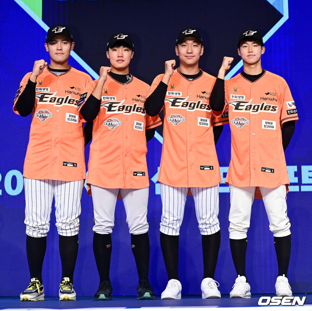 11일 오후 서울 잠실 롯데호텔 월드에서 2025 KBO 신인 드래프트가 열렸다. 한화에 지명된 한지윤, 정우주, 권민규, 배승수(왼쪽부터)가 포즈를 취하고 있다. 2024.09.11 / jpnews@osen.co.kr