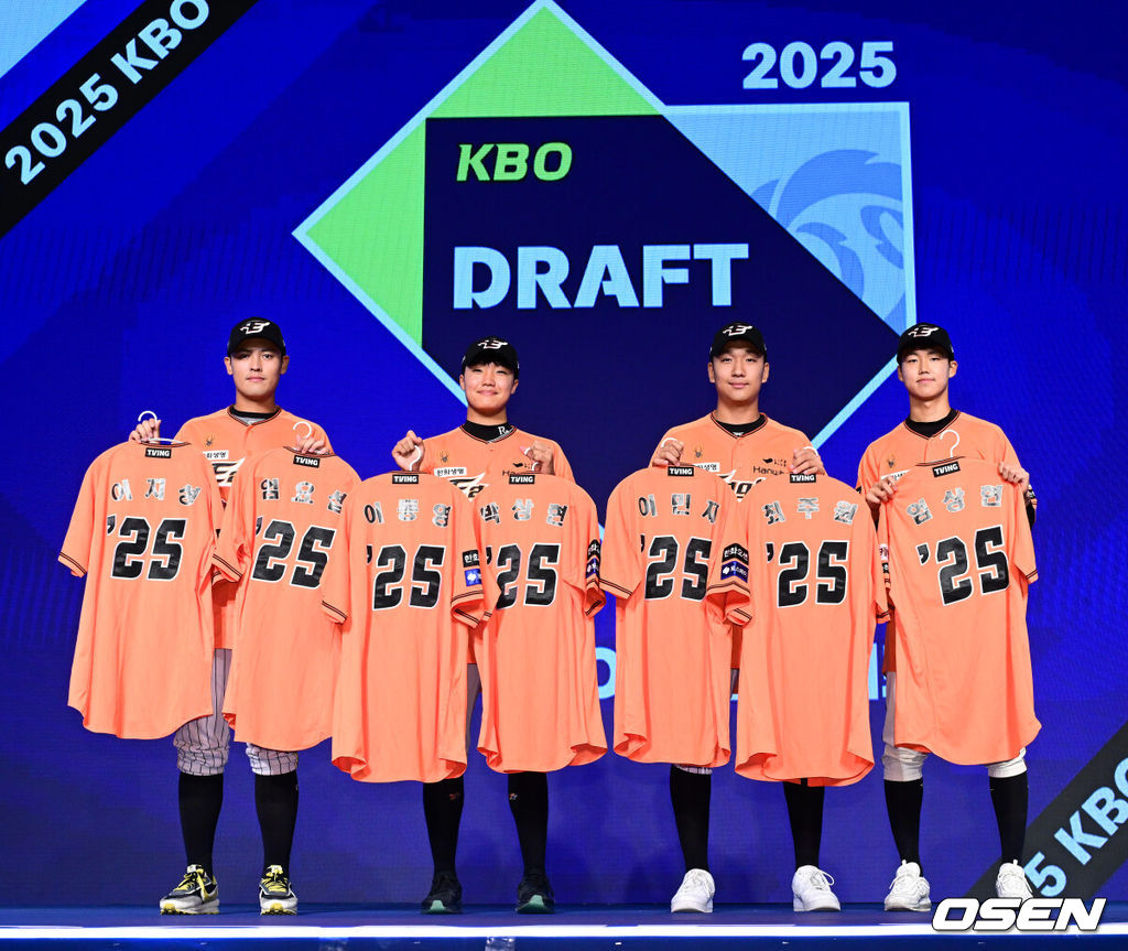 11일 오후 서울 잠실 롯데호텔 월드에서 2025 KBO 신인 드래프트가 열렸다. 한화에 지명된 한지윤, 정우주, 권민규, 배승수(왼쪽부터)가 포즈를 취하고 있다. 2024.09.11 / jpnews@osen.co.kr