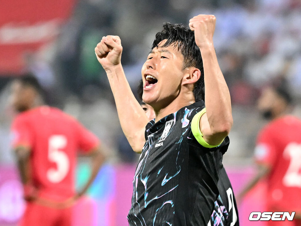 홍명보 감독이 이끄는 대한민국 축구 국가대표팀은 10일 오후 11시(이하 한국시간) 오만 무스카트의 술탄 카부스 종합운동장에서 오만과 2026 국제축구연맹(FIFA) 북중미 월드컵 아시아 지역 3차 예선 B조 2차전 맞대결에서 3-1 승리를 거뒀다.이로써 홍명보호는 지난 팔레스타인전 충격을 딛고 첫 승을 신고하는 데 성공했다.후반 대한민국 손흥민이 팀의 두 번째 골을 성공시키고 환호하고 있다. 2024.09.10 / rumi@osen.co.kr