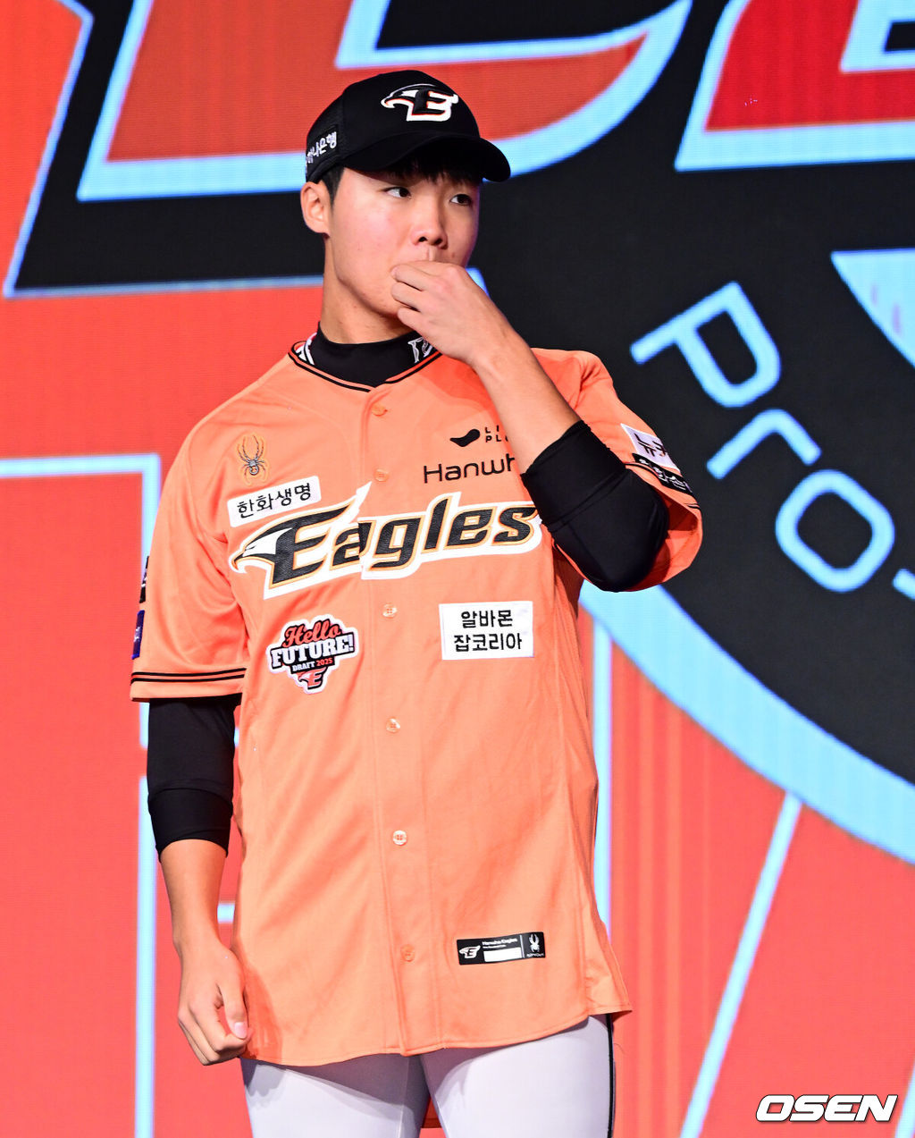 11일 오후 서울 잠실 롯데호텔 월드에서 2025 KBO 신인 드래프트가 열렸다.2025 KBO 신인 드래프트는 전면 드래프트 방식으로 진행된다. 지명은 1라운드부터 11라운드까지 이뤄지며, 2023년도 구단 순위의 역순인 키움-한화-삼성-롯데-KIA-두산-NC-SSG-KT-LG 순서로 실시된다.전주고 정우주가 한화에 지명되며 포즈를 취하고 있다. 2024.09.11 / jpnews@osen.co.kr