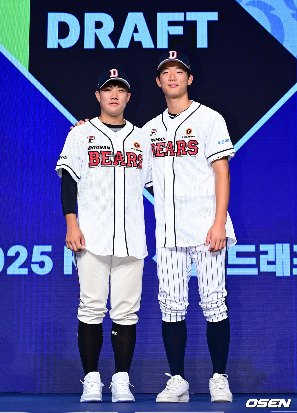 11일 오후 서울 잠실 롯데호텔 월드에서 2025 KBO 신인 드래프트가 열렸다.2025 KBO 신인 드래프트는 전면 드래프트 방식으로 진행된다. 지명은 1라운드부터 11라운드까지 이뤄지며, 2023년도 구단 순위의 역순인 키움-한화-삼성-롯데-KIA-두산-NC-SSG-KT-LG 순서로 실시된다.두산에 지명된 박준순, 최민석이 포즈를 취하고 있다. 2024.09.11 / jpnews@osen.co.kr