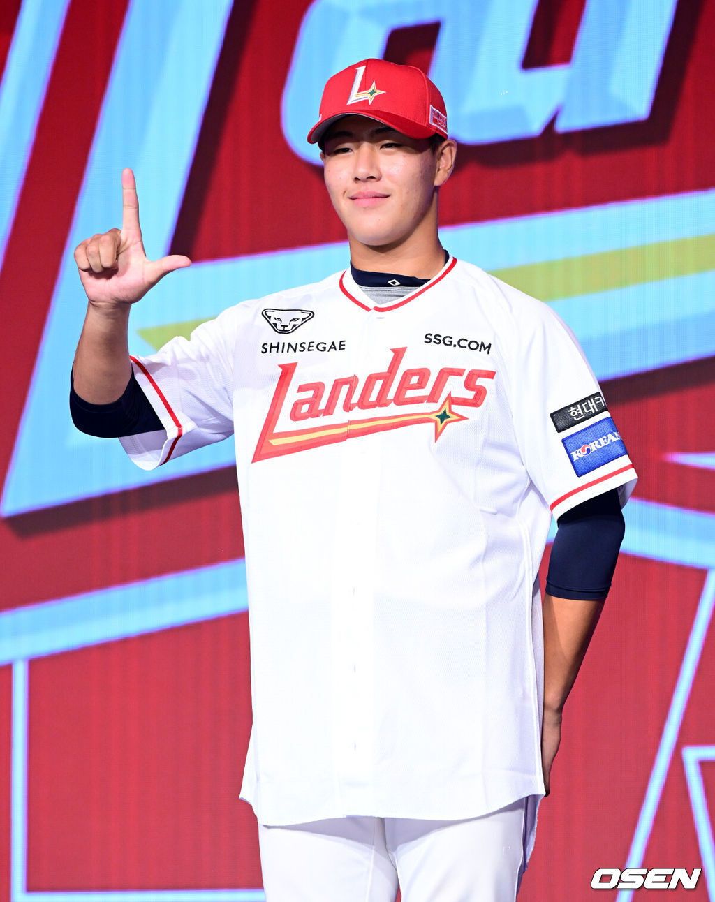 11일 오후 서울 잠실 롯데호텔 월드에서 2025 KBO 신인 드래프트가 열렸다.2025 KBO 신인 드래프트는 전면 드래프트 방식으로 진행된다. 지명은 1라운드부터 11라운드까지 이뤄지며, 2023년도 구단 순위의 역순인 키움-한화-삼성-롯데-KIA-두산-NC-SSG-KT-LG 순서로 실시된다.강릉고 포수 이율예가 SSG에 1라운드 지명되며 포즈를 취하고 있다. 2024.09.11 / jpnews@osen.co.kr