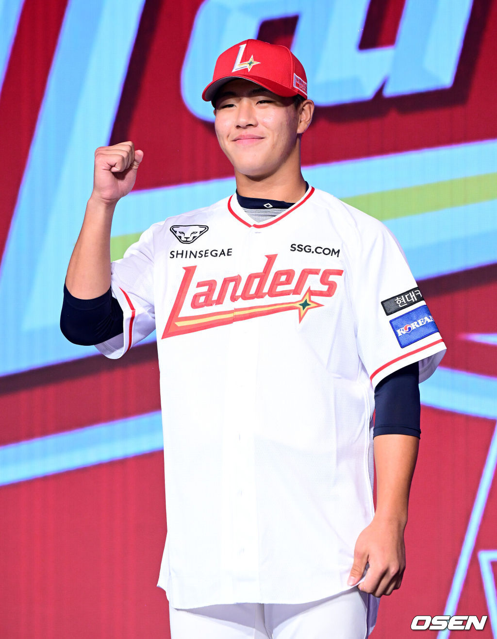 11일 오후 서울 잠실 롯데호텔 월드에서 2025 KBO 신인 드래프트가 열렸다.2025 KBO 신인 드래프트는 전면 드래프트 방식으로 진행된다. 지명은 1라운드부터 11라운드까지 이뤄지며, 2023년도 구단 순위의 역순인 키움-한화-삼성-롯데-KIA-두산-NC-SSG-KT-LG 순서로 실시된다.강릉고 포수 이율예가 SSG에 1라운드 지명되며 포즈를 취하고 있다. 2024.09.11 / jpnews@osen.co.kr