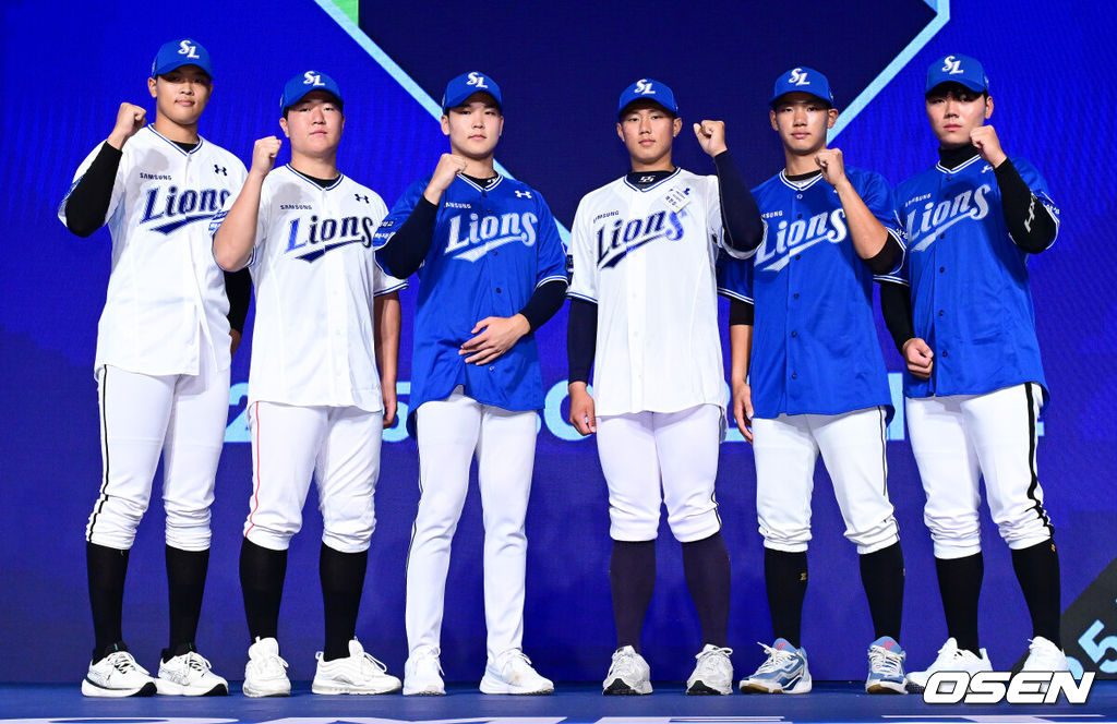 11일 오후 서울 잠실 롯데호텔 월드에서 2025 KBO 신인 드래프트가 열렸다. 삼성에 지명된 신인 선수들이 포즈를 취하고 있다. 2024.09.11 / jpnews@osen.co.kr