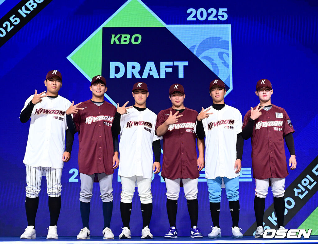 11일 오후 서울 잠실 롯데호텔 월드에서 2025 KBO 신인 드래프트가 열렸다.2025 KBO 신인 드래프트는 전면 드래프트 방식으로 진행된다. 지명은 1라운드부터 11라운드까지 이뤄지며, 2023년도 구단 순위의 역순인 키움-한화-삼성-롯데-KIA-두산-NC-SSG-KT-LG 순서로 실시된다.키움에 지명된 신인 선수들이 포즈를 취하고 있다. 2024.09.11 / jpnews@osen.co.kr