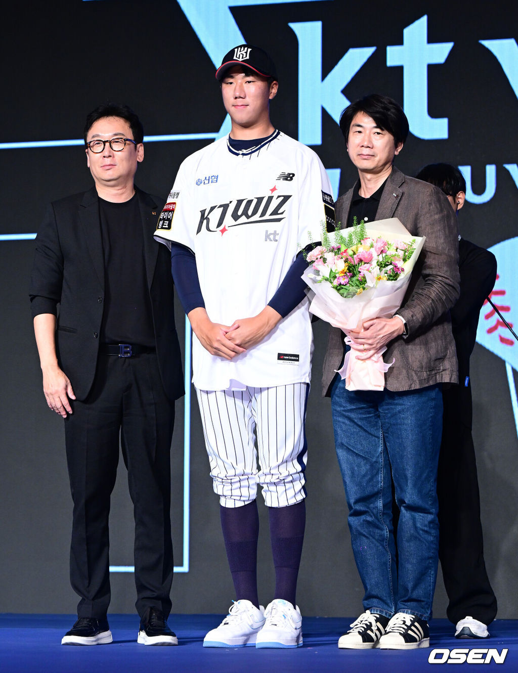 11일 오후 서울 잠실 롯데호텔 월드에서 2025 KBO 신인 드래프트가 열렸다.2025 KBO 신인 드래프트는 전면 드래프트 방식으로 진행된다. 지명은 1라운드부터 11라운드까지 이뤄지며, 2023년도 구단 순위의 역순인 키움-한화-삼성-롯데-KIA-두산-NC-SSG-KT-LG 순서로 실시된다.서울고 김동현이 KT에 1라운드 지명되며 나도현 단장, 아버지와 포즈를 취하고 있다. 2024.09.11 / jpnews@osen.co.kr