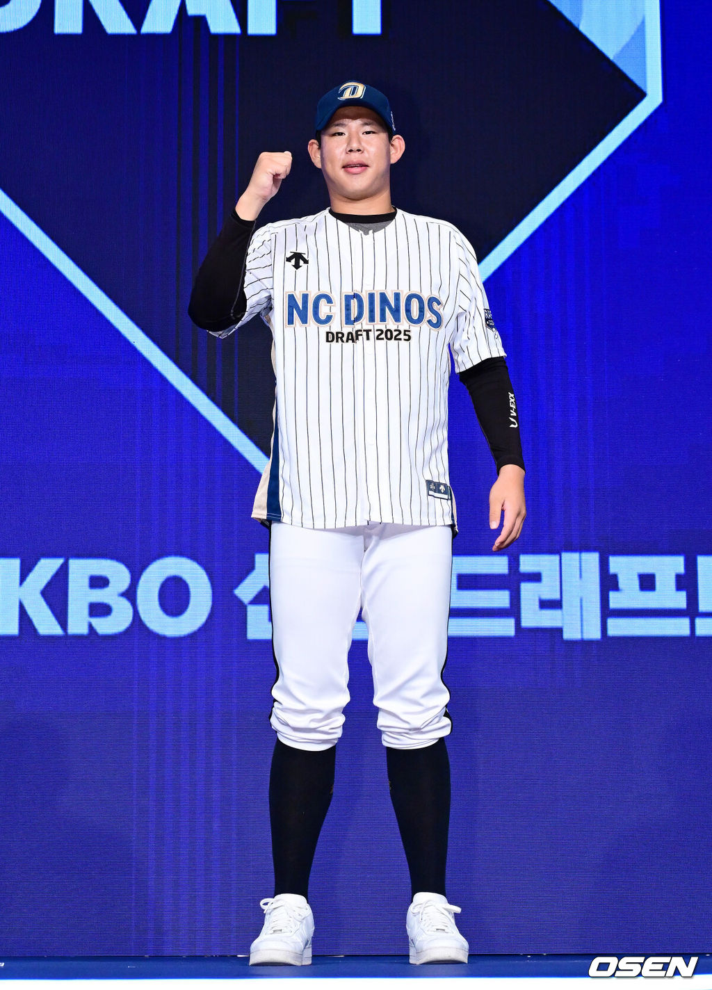 11일 오후 서울 잠실 롯데호텔 월드에서 2025 KBO 신인 드래프트가 열렸다.2025 KBO 신인 드래프트는 전면 드래프트 방식으로 진행된다. 지명은 1라운드부터 11라운드까지 이뤄지며, 2023년도 구단 순위의 역순인 키움-한화-삼성-롯데-KIA-두산-NC-SSG-KT-LG 순서로 실시된다.NC에 지명된 대구상원고 투수 이세민이  포즈를 취하고 있다. 2024.09.11 / jpnews@osen.co.kr