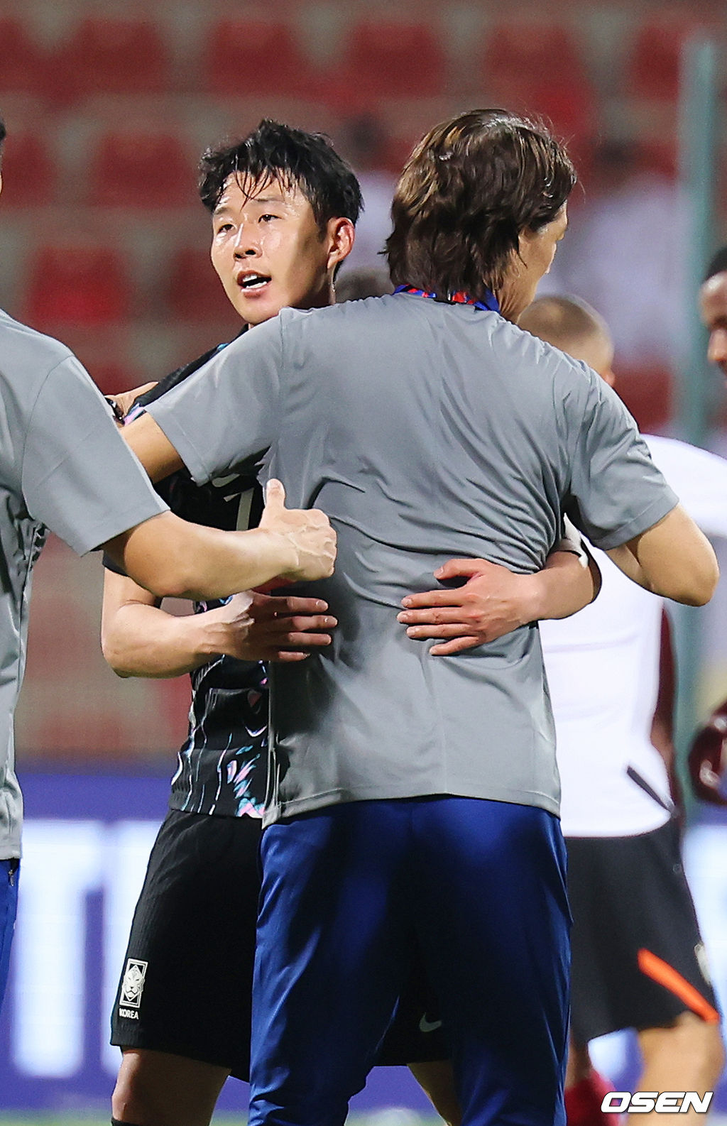 홍명보 감독이 이끄는 대한민국 축구 국가대표팀은 10일 오후 11시(이하 한국시간) 오만 무스카트의 술탄 카부스 종합운동장에서 오만과 2026 국제축구연맹(FIFA) 북중미 월드컵 아시아 지역 3차 예선 B조 2차전 맞대결에서 3-1 승리를 거뒀다.이로써 홍명보호는 지난 팔레스타인전 충격을 딛고 첫 승을 신고하는 데 성공했다.경기를 마치고 대한민국 손흥민이 홍명보 감독과 포옹을 하고 있다. 2024.09.10 / rumi@osen.co.kr