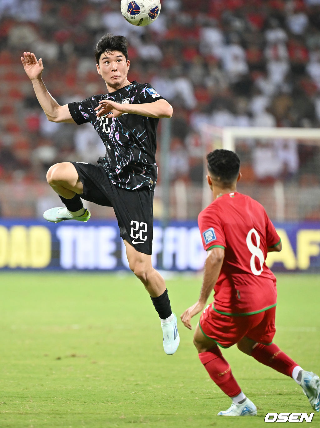 홍명보 감독이 이끄는 대한민국 축구 국가대표팀은 10일 오후 11시(이하 한국시간) 오만 무스카트의 술탄 카부스 종합운동장에서 오만과 2026 국제축구연맹(FIFA) 북중미 월드컵 아시아 지역 3차 예선 B조 2차전 맞대결에서 3-1 승리를 거뒀다.<br /><br />이로써 홍명보호는 지난 팔레스타인전 충격을 딛고 첫 승을 신고하는 데 성공했다.<br /><br />후반 한국 황문기가 공중에서 해딩으로 연결하고 있다. 2024.09.10 / rumi@osen.co.kr