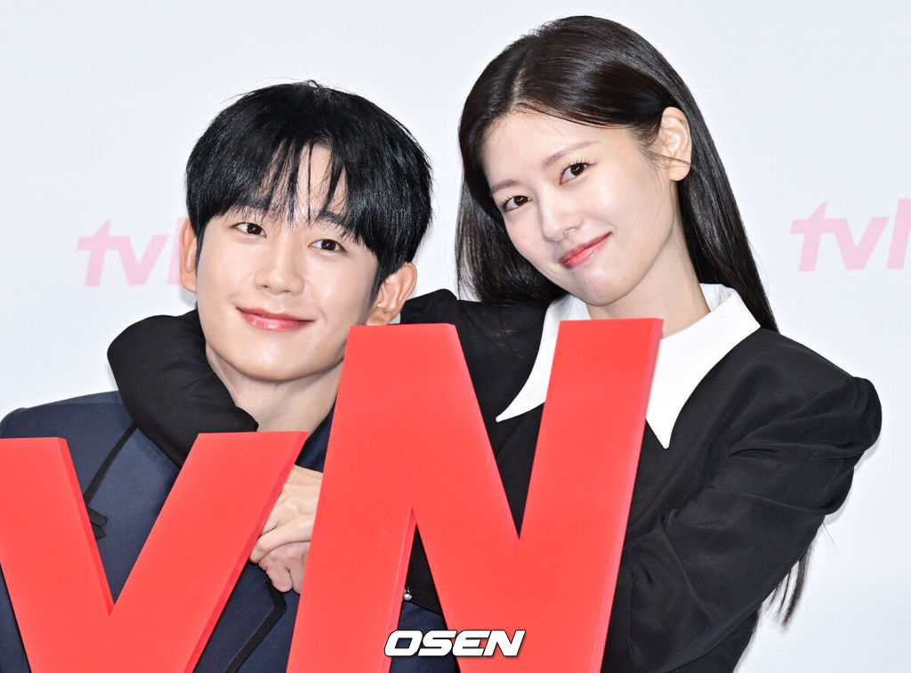 tvN 새 토일드라마 '엄마친구아들' 제작발표회가 14일 오전 서울 구로구 신도림 라마다호텔에서 열렸다.‘엄마친구아들’은 오류 난 인생을 재부팅하려는 여자와 그의 살아있는 흑역사인 '엄마친구아들'이 벌이는 파란만장 동네 한 바퀴 로맨스다. 서로의 흑역사 기록기인 소꿉남녀 최승효(정해인 분)와 배석류(정소민 분)가 인생의 교차로에서 재회하며 다시 펼쳐지는 이야기를 그린다.배우 정해인, 정소민이 포즈를 취하고 있다. 2024.08.14/cej@osen.co.kr