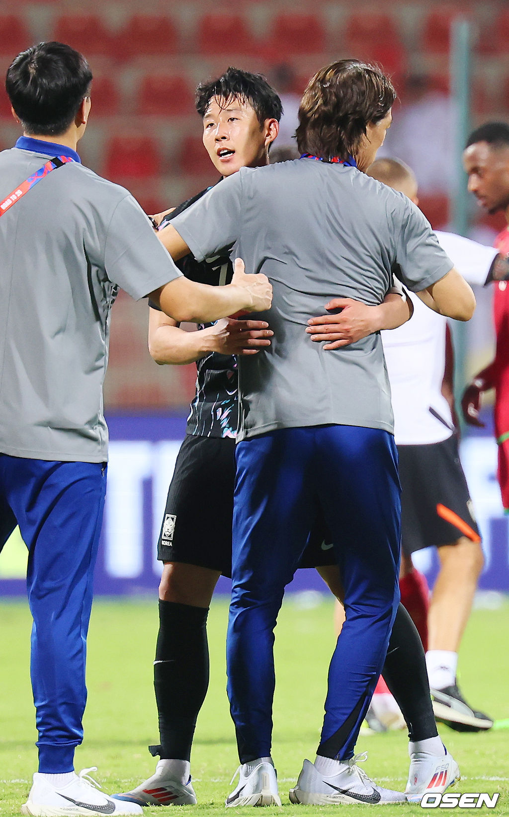 홍명보 감독이 이끄는 대한민국 축구 국가대표팀은 10일 오후 11시(이하 한국시간) 오만 무스카트의 술탄 카부스 종합운동장에서 오만과 2026 국제축구연맹(FIFA) 북중미 월드컵 아시아 지역 3차 예선 B조 2차전 맞대결에서 3-1 승리를 거뒀다.<br /><br />이로써 홍명보호는 지난 팔레스타인전 충격을 딛고 첫 승을 신고하는 데 성공했다.<br /><br />경기를 마치고 대한민국 손흥민이 홍명보 감독과 포옹을 하고 있다. 2024.09.10 / rumi@osen.co.kr