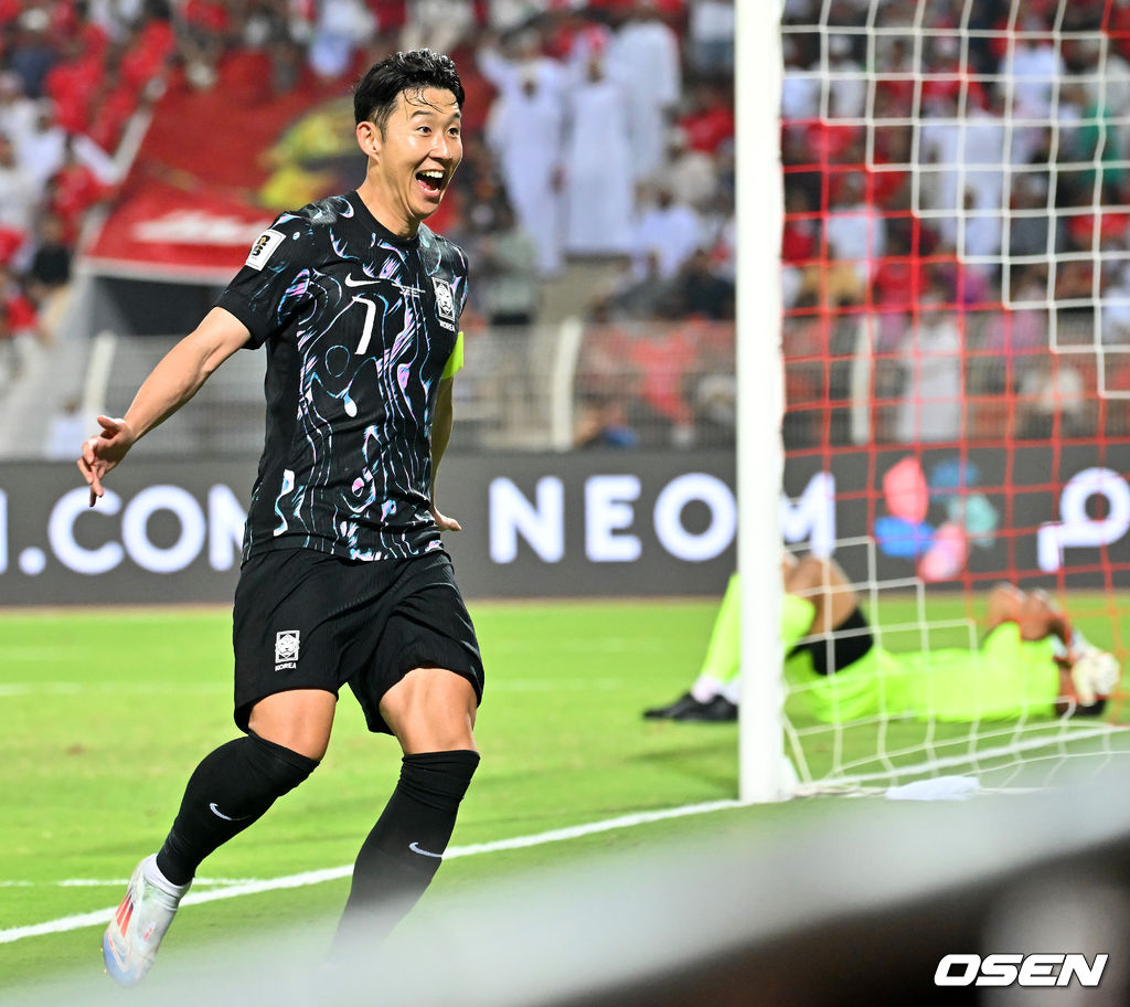 홍명보 감독이 이끄는 대한민국 축구 국가대표팀은 10일 오후 11시(이하 한국시간) 오만 무스카트의 술탄 카부스 종합운동장에서 오만과 2026 국제축구연맹(FIFA) 북중미 월드컵 아시아 지역 3차 예선 B조 2차전 맞대결에서 3-1 승리를 거뒀다.<br /><br />이로써 홍명보호는 지난 팔레스타인전 충격을 딛고 첫 승을 신고하는 데 성공했다.<br /><br />후반 대한민국 손흥민이 팀의 두 번째 골을 성공시키고 환호하고 있다. 2024.09.10 / rumi@osen.co.kr