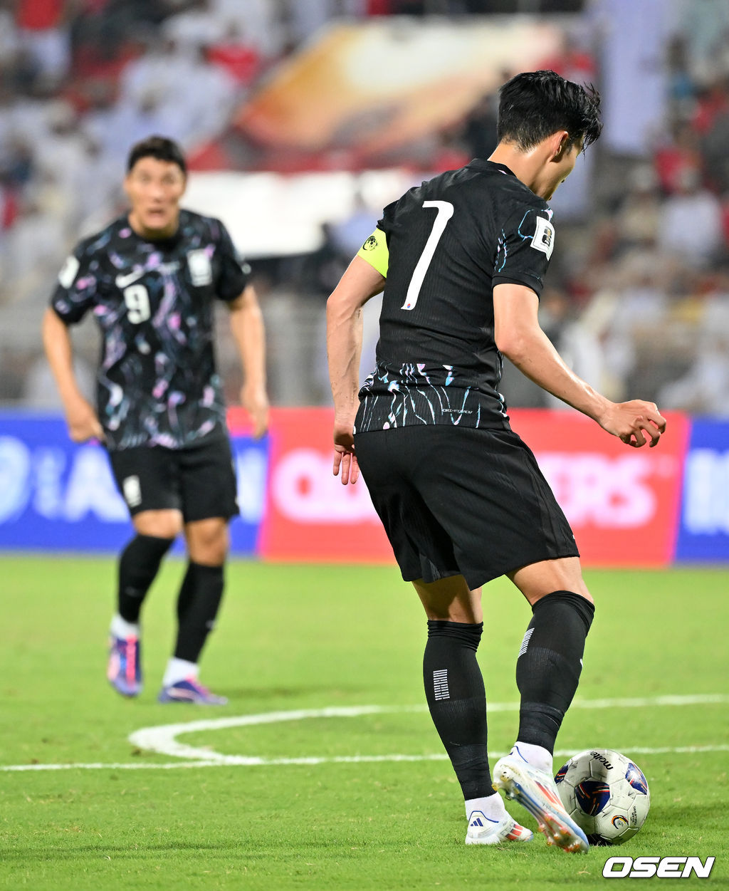 홍명보 감독이 이끄는 대한민국 축구 국가대표팀은 10일 오후 11시(이하 한국시간) 오만 무스카트의 술탄 카부스 종합운동장에서 오만과 2026 국제축구연맹(FIFA) 북중미 월드컵 아시아 지역 3차 예선 B조 2차전 맞대결에서 3-1 승리를 거뒀다.<br /><br />이로써 홍명보호는 지난 팔레스타인전 충격을 딛고 첫 승을 신고하는 데 성공했다.<br /><br />경기를 마치고 대한민국 손흥민이 주민규에게 쐐기골 어시스트를 하고 있다. 2024.09.10 / rumi@osen.co.kr