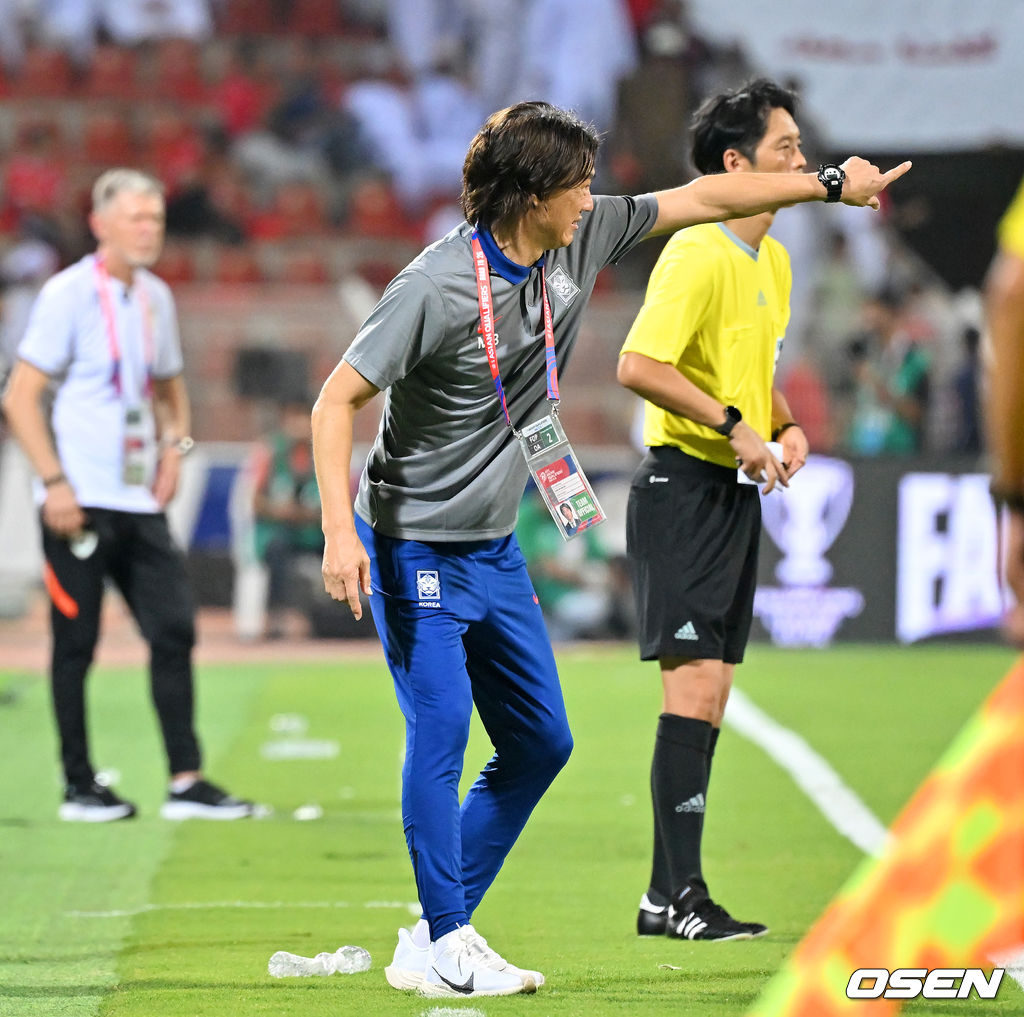 홍명보 감독이 이끄는 대한민국 축구 국가대표팀은 10일 오후 11시(이하 한국시간) 오만 무스카트의 술탄 카부스 종합운동장에서 오만과 2026 국제축구연맹(FIFA) 북중미 월드컵 아시아 지역 3차 예선 B조 2차전 맞대결에서 3-1 승리를 거뒀다.<br /><br />이로써 홍명보호는 지난 팔레스타인전 충격을 딛고 첫 승을 신고하는 데 성공했다.<br /><br />후반 추가시간 16분이 주어진 가운데 홍명보 감독이 지시를 내리고 있다. 2024.09.10 / rumi@osen.co.kr