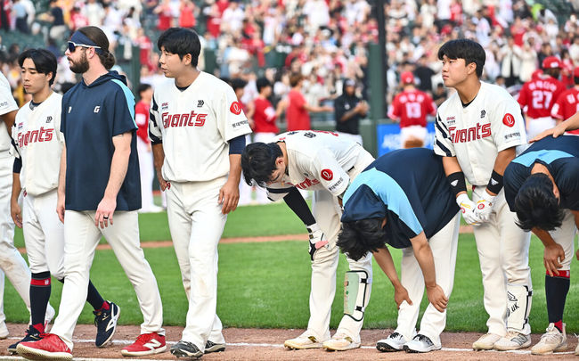 8일 부산 사직야구장에서 2024 신한 SOL 뱅크 KBO 리그 롯데 자이언츠와 SSG 랜더스의 경기가 열렸다. 홈팀 롯데는 반즈가 선발 출전하고 SSG는 엘리아스가 선발 출전했다.롯데 자이언츠 선수들이 SSG 랜더스에 6-11로 패한 후 아쉬운 표정을 짓고 있다. 2024.09.08 / foto0307@osen.co.kr