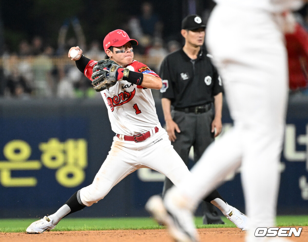 11일 오후 광주-기아챔피언스필드에서 ‘2024 신한 SOL Bank KBO리그’ KIA 타이거즈와 삼성 라이온즈의 경기가 열렸다.KIA는 라우어, 삼성은 레예스를 선발로 내세웠다.6회초 무사에서 KIA 박찬호가 삼성 이재현을 땅볼로 처리하고 있다. 2024.08.11 /sunday@osen.co.kr