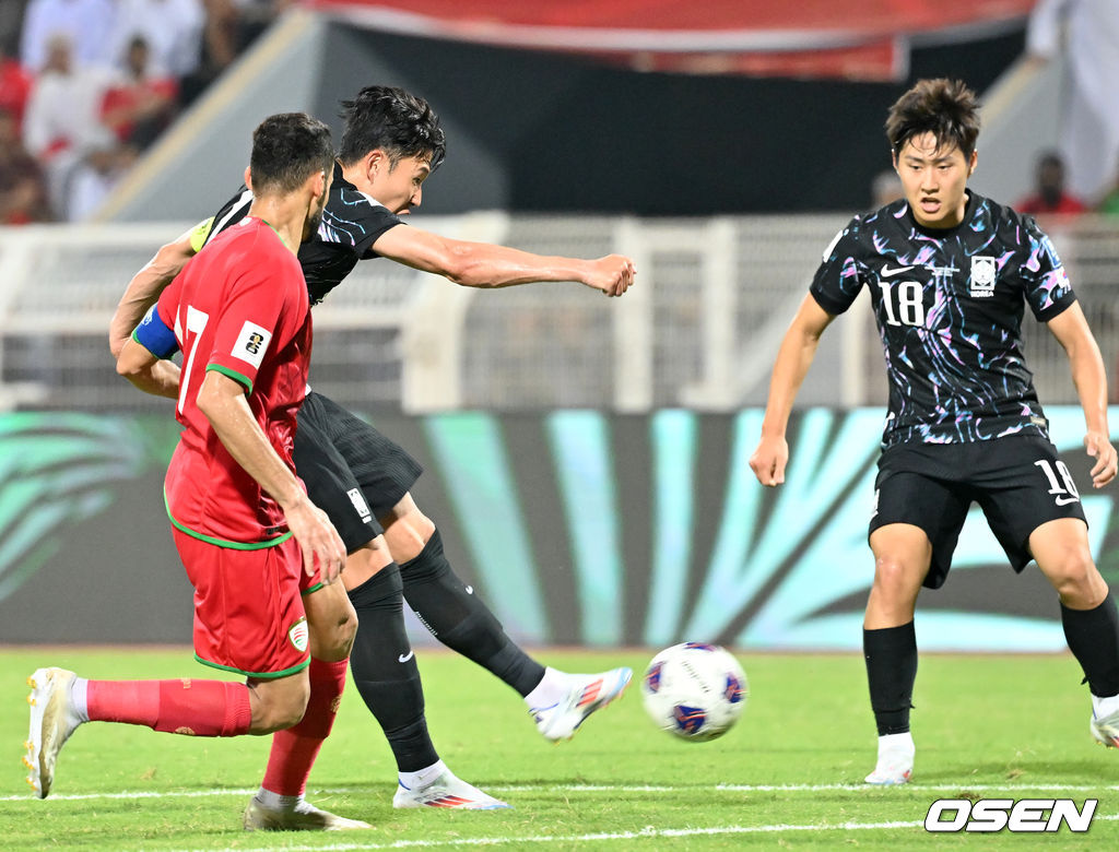 홍명보 감독이 이끄는 대한민국 축구 국가대표팀은 10일 오후 11시(이하 한국시간) 오만 무스카트의 술탄 카부스 종합운동장에서 오만과 2026 국제축구연맹(FIFA) 북중미 월드컵 아시아 지역 3차 예선 B조 2차전 맞대결에서 3-1 승리를 거뒀다.이로써 홍명보호는 지난 팔레스타인전 충격을 딛고 첫 승을 신고하는 데 성공했다.후반 대한민국 손흥민이 팀의 두 번째 골을 성공시키고 있다. 2024.09.10 / rumi@osen.co.kr