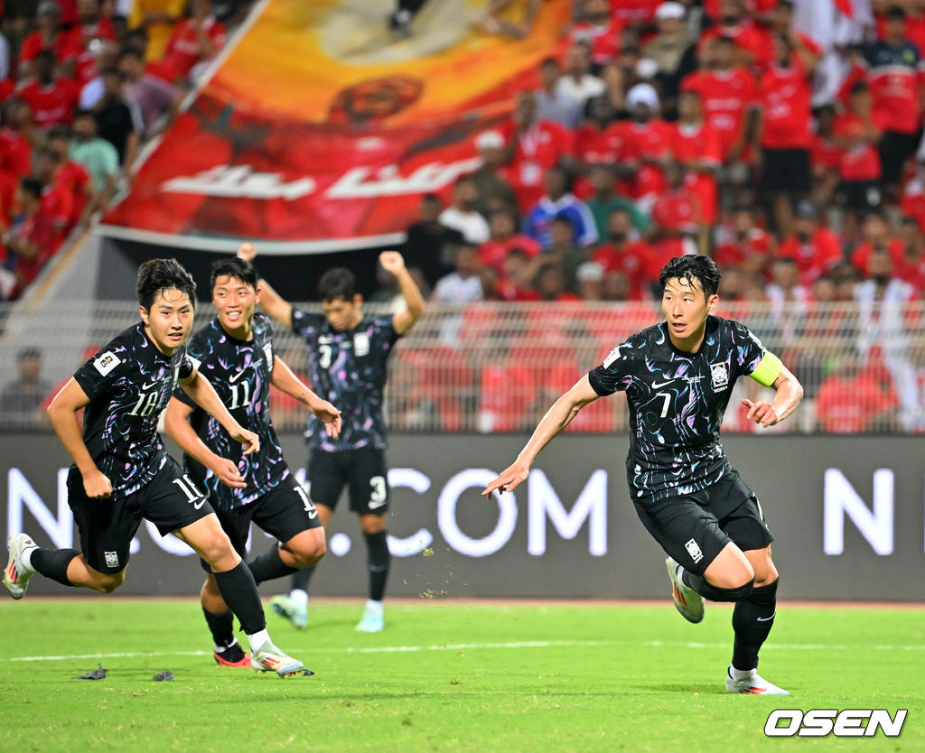 홍명보 감독이 이끄는 대한민국 축구 국가대표팀은 10일 오후 11시(이하 한국시간) 오만 무스카트의 술탄 카부스 종합운동장에서 오만과 2026 국제축구연맹(FIFA) 북중미 월드컵 아시아 지역 3차 예선 B조 2차전 맞대결에서 3-1 승리를 거뒀다.이로써 홍명보호는 지난 팔레스타인전 충격을 딛고 첫 승을 신고하는 데 성공했다.후반 대한민국 손흥민이 팀의 두 번째 골을 성공시키고 이강인, 황희찬과 함께 달려나오고 있다. 2024.09.10 / rumi@osen.co.kr