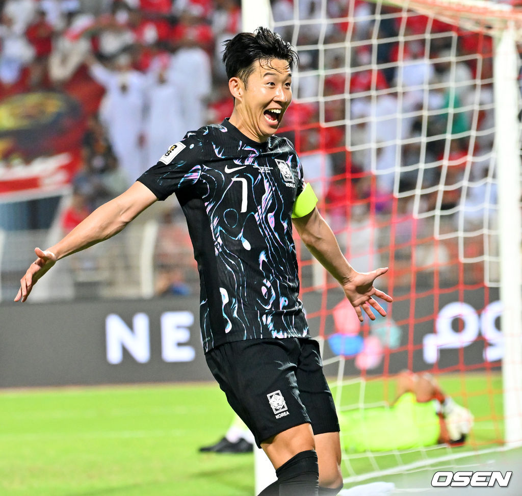 홍명보 감독이 이끄는 대한민국 축구 국가대표팀은 10일 오후 11시(이하 한국시간) 오만 무스카트의 술탄 카부스 종합운동장에서 오만과 2026 국제축구연맹(FIFA) 북중미 월드컵 아시아 지역 3차 예선 B조 2차전 맞대결에서 3-1 승리를 거뒀다.이로써 홍명보호는 지난 팔레스타인전 충격을 딛고 첫 승을 신고하는 데 성공했다.후반 대한민국 손흥민이 팀의 두 번째 골을 성공시키고 환호하고 있다. 2024.09.10 / rumi@osen.co.kr