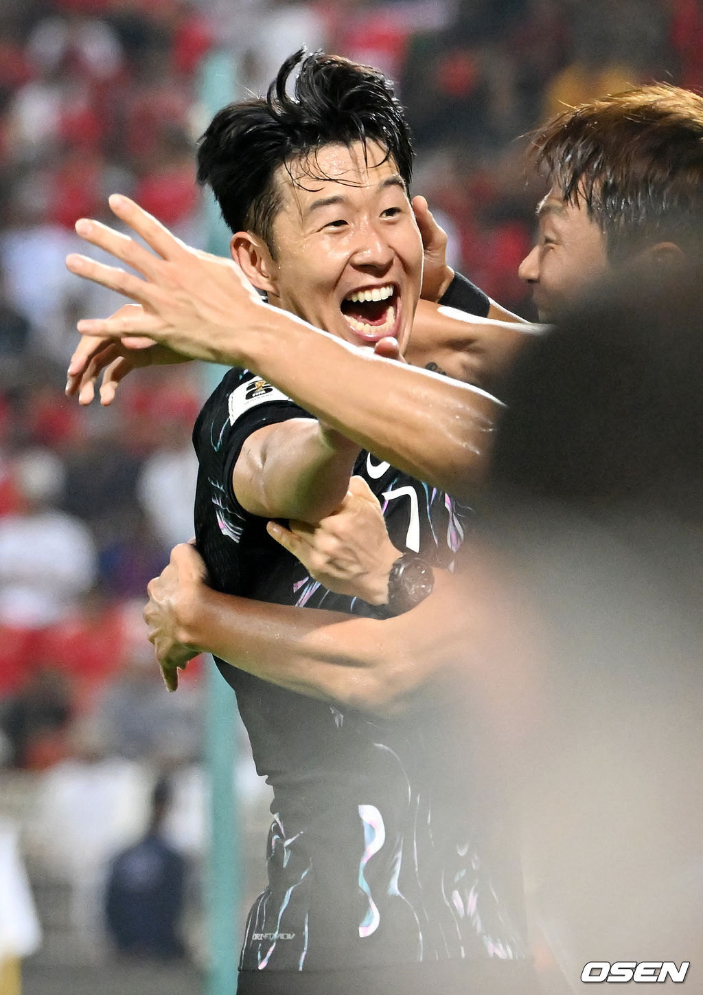 홍명보 감독이 이끄는 대한민국 축구 국가대표팀은 10일 오후 11시(이하 한국시간) 오만 무스카트의 술탄 카부스 종합운동장에서 오만과 2026 국제축구연맹(FIFA) 북중미 월드컵 아시아 지역 3차 예선 B조 2차전 맞대결에서 3-1 승리를 거뒀다.이로써 홍명보호는 지난 팔레스타인전 충격을 딛고 첫 승을 신고하는 데 성공했다.후반 대한민국 손흥민이 팀의 두 번째 골을 성공시키고 환호하고 있다. 2024.09.10 / rumi@osen.co.kr