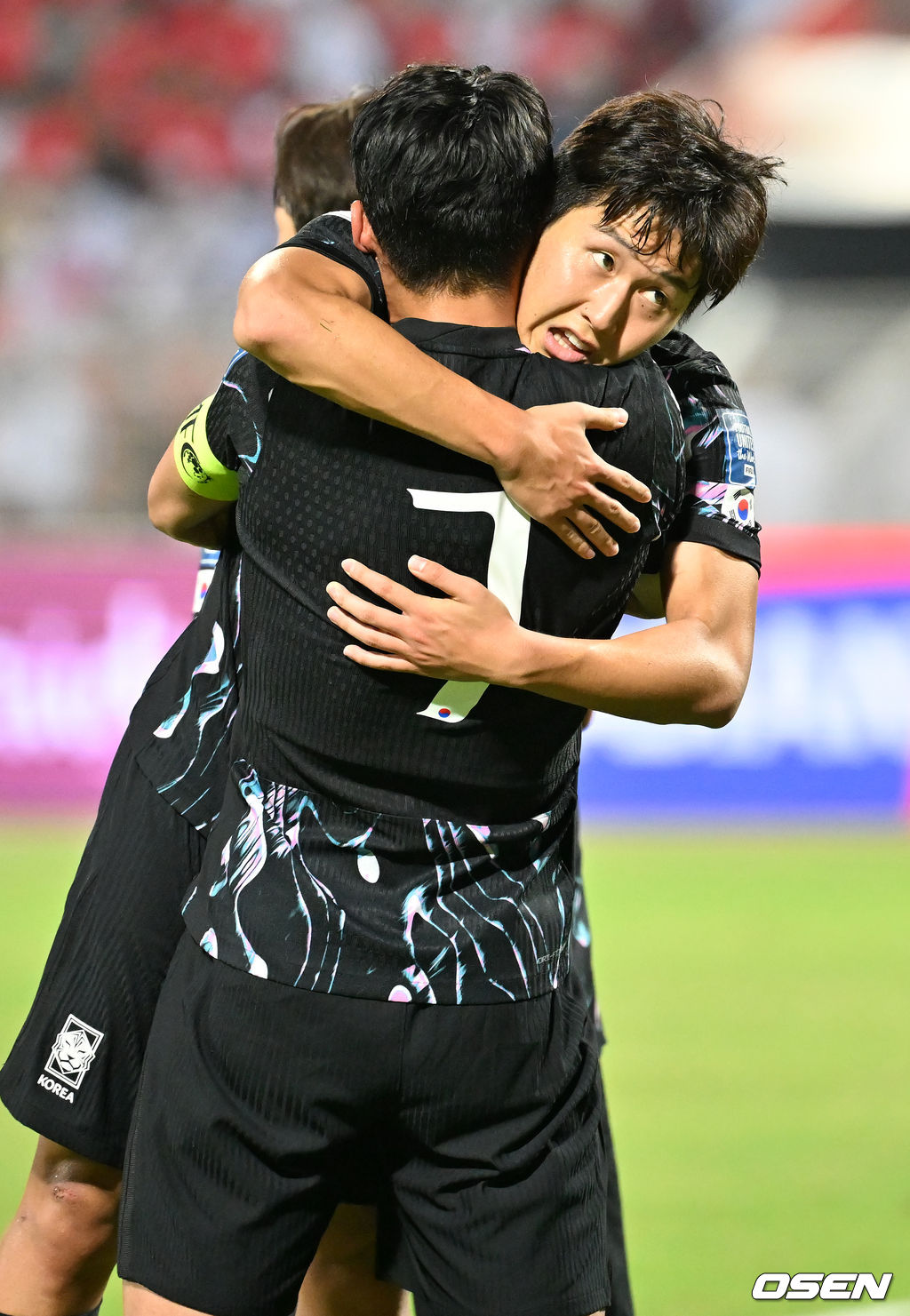 홍명보 감독이 이끄는 대한민국 축구 국가대표팀은 10일 오후 11시(이하 한국시간) 오만 무스카트의 술탄 카부스 종합운동장에서 오만과 2026 국제축구연맹(FIFA) 북중미 월드컵 아시아 지역 3차 예선 B조 2차전 맞대결에서 3-1 승리를 거뒀다.이로써 홍명보호는 지난 팔레스타인전 충격을 딛고 첫 승을 신고하는 데 성공했다.후반 대한민국 손흥민이 팀의 두 번째 골을 성공시키고 이강인과 포옹을 하고 있다. 2024.09.10 / rumi@osen.co.kr