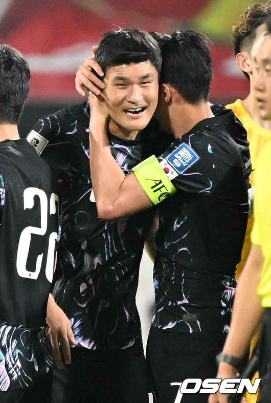 홍명보 감독이 이끄는 대한민국 축구 국가대표팀은 10일 오후 11시(이하 한국시간) 오만 무스카트의 술탄 카부스 종합운동장에서 오만과 2026 국제축구연맹(FIFA) 북중미 월드컵 아시아 지역 3차 예선 B조 2차전 맞대결에서 3-1 승리를 거뒀다.이로써 홍명보호는 지난 팔레스타인전 충격을 딛고 첫 승을 신고하는 데 성공했다.경기 종료 후 대한민국 김민재와 손흥민이 승리의 기쁨을 나누고 있다. 2024.09.10 / rumi@osen.co.kr