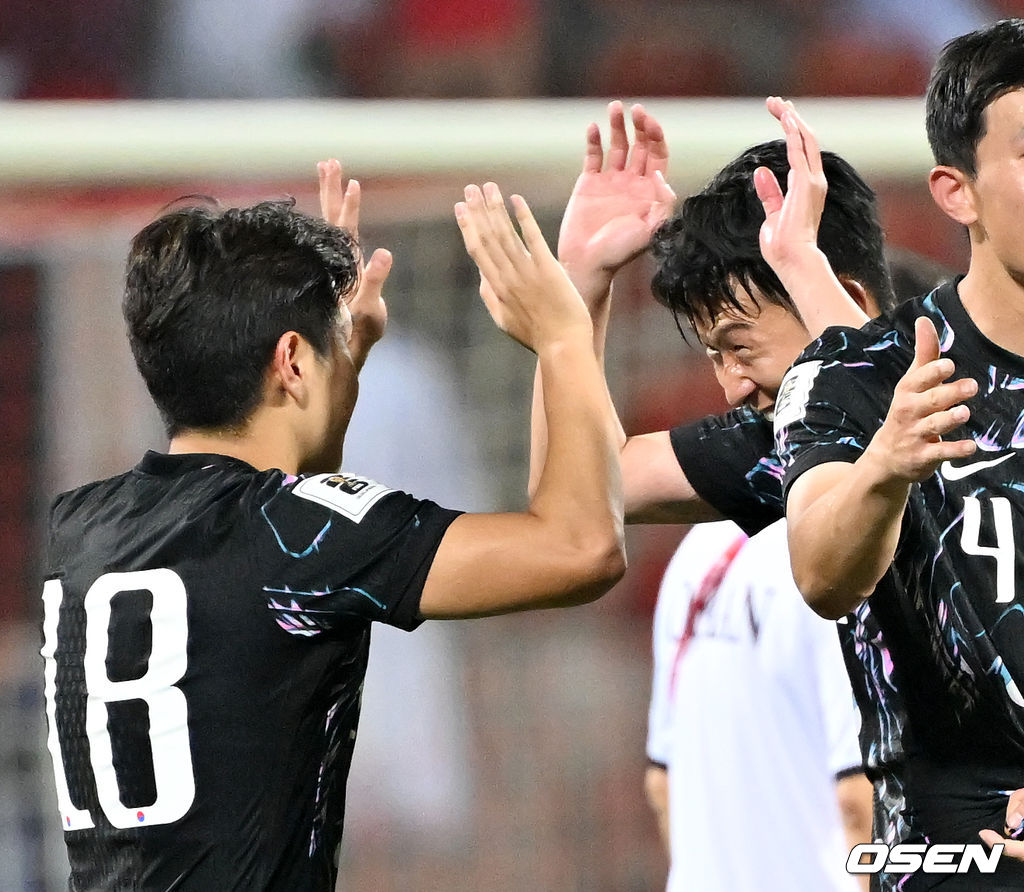 홍명보 감독이 이끄는 대한민국 축구 국가대표팀은 10일 오후 11시(이하 한국시간) 오만 무스카트의 술탄 카부스 종합운동장에서 오만과 2026 국제축구연맹(FIFA) 북중미 월드컵 아시아 지역 3차 예선 B조 2차전 맞대결에서 3-1 승리를 거뒀다.이로써 홍명보호는 지난 팔레스타인전 충격을 딛고 첫 승을 신고하는 데 성공했다.경기 종료 후 대한민국 손흥민과 이강인이 승리의 기쁨을 나누고 있다. 2024.09.10 / rumi@osen.co.kr