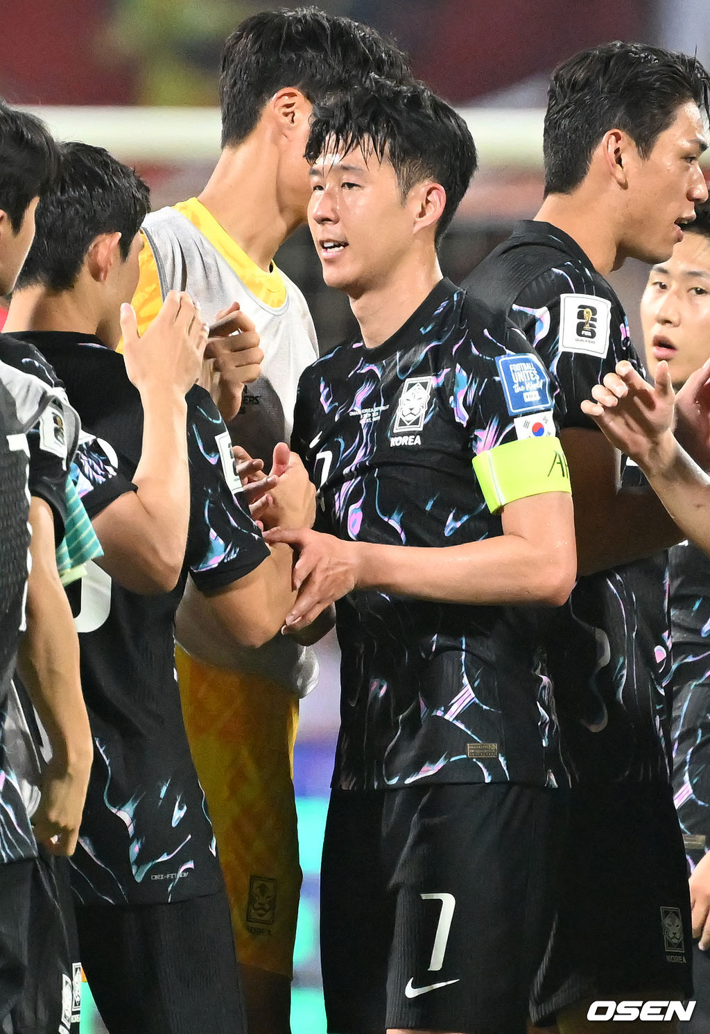 홍명보 감독이 이끄는 대한민국 축구 국가대표팀은 10일 오후 11시(이하 한국시간) 오만 무스카트의 술탄 카부스 종합운동장에서 오만과 2026 국제축구연맹(FIFA) 북중미 월드컵 아시아 지역 3차 예선 B조 2차전 맞대결에서 3-1 승리를 거뒀다.이로써 홍명보호는 지난 팔레스타인전 충격을 딛고 첫 승을 신고하는 데 성공했다.경기 종료 후 대한민국 손흥민이 선수들과 하이파이브를 하고 있다. 2024.09.10 / rumi@osen.co.kr