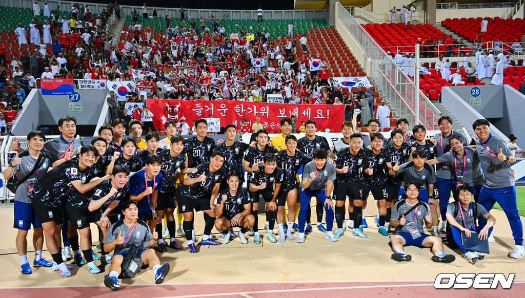 홍명보 감독이 이끄는 대한민국 축구 국가대표팀은 10일 오후 11시(이하 한국시간) 오만 무스카트의 술탄 카부스 종합운동장에서 오만과 2026 국제축구연맹(FIFA) 북중미 월드컵 아시아 지역 3차 예선 B조 2차전 맞대결에서 3-1 승리를 거뒀다.이로써 홍명보호는 지난 팔레스타인전 충격을 딛고 첫 승을 신고하는 데 성공했다.경기 종료 후 대한민국 선수들이 기념촬영을 하고 있다. 2024.09.10 / rumi@osen.co.kr