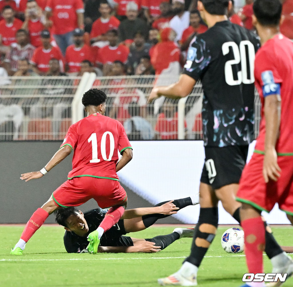 홍명보 감독이 이끄는 대한민국 축구 국가대표팀은 10일 오후 11시(이하 한국시간) 오만 무스카트의 술탄 카부스 종합운동장에서 오만과 2026 국제축구연맹(FIFA) 북중미 월드컵 아시아 지역 3차 예선 B조 2차전 맞대결에서 3-1 승리를 거뒀다.이로써 홍명보호는 지난 팔레스타인전 충격을 딛고 첫 승을 신고하는 데 성공했다.후반 대한민국 손흥민이 페널티킥 판정을 얻어내고 있다. 이후 비디오 판독을 통해 마닝 주심이 페널티킥을 취소했다. 2024.09.10 / rumi@osen.co.kr