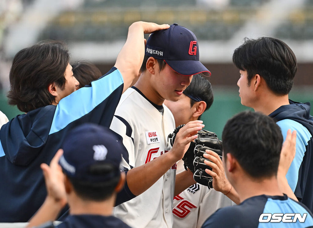 8일 부산 사직야구장에서 2024 신한 SOL 뱅크 KBO 리그 롯데 자이언츠와 SSG 랜더스의 경기가 열렸다. 홈팀 롯데는 반즈가 선발 출전하고 SSG는 엘리아스가 선발 출전했다.롯데 자이언츠 박준우가 9회 데뷔 첫 삼자 범퇴를 기록하고 축하를 받고 있다. 2024.09.08 / foto0307@osen.co.kr