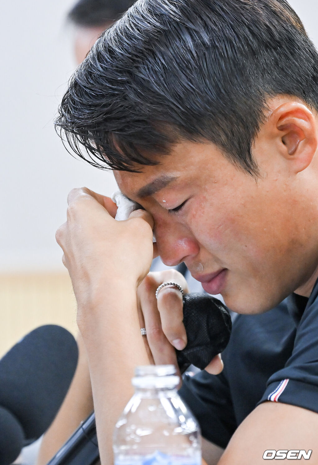 수원FC 손준호가 11일 오후 수원시체육회관에서 중국축구협회 영구 제명 징계 관련 반박 기자회견을 가졌다.중국축구협회는 지난 10일 “사법기관이 인정한 사실에 따르면 전(前) 산둥 타이산 선수 손준호는 정당하지 않은 이익을 도모하려고 정당하지 않은 거래에 참여해 축구 경기를 조작하고 불법 이익을 얻었다”며 “손준호의 축구와 관련된 어떠한 활동도 평생 금지한다”고 밝혔다.손준호는 지난해 5월 중국 상하이 훙차오공항을 통해 귀국하려다 공안에 연행됐고, 이후 형사 구류돼 랴오닝성 차오양 공안국의 조사를 받은뒤 지난 3월 풀려났다.이에 따라 승부 조작에 가담했다거나 산둥으로 이적하는 과정에서 금품이 오갔을 가능성이 거론됐지만, 손준호 측은 강하게 부인해왔다.손준호가 눈물을 보이고 있다.  2024.09.11  / soul1014@osen.co.kr