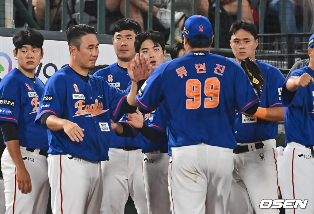 13일 부산 사직야구장에서 2024 신한 SOL 뱅크 KBO 리그 롯데 자이언츠와 한화 이글스의 경기가 열렸다. 홈팀 롯데는 박세웅이 선발 출전하고 한화는 류현진이 선발 출전했다.한화 이글스 류현진이 6회말 수비를 무실점으로 막고 동료들과 하이파이브를 하고 있다. 2024.09.13 / foto0307@osen.co.kr