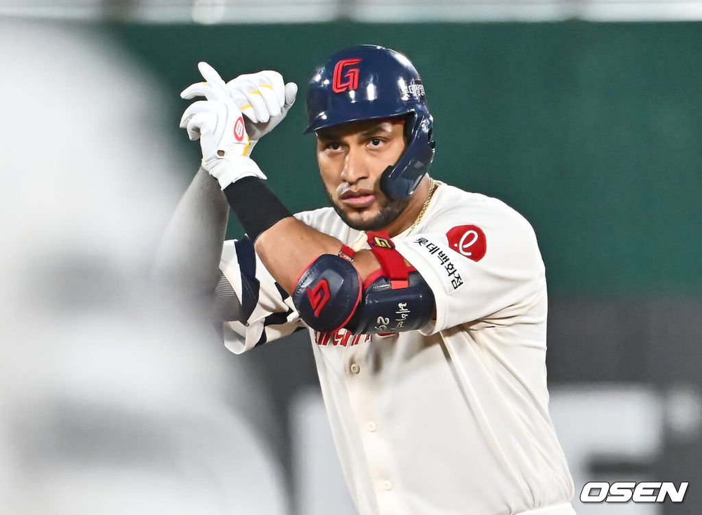 13일 부산 사직야구장에서 2024 신한 SOL 뱅크 KBO 리그 롯데 자이언츠와 한화 이글스의 경기가 열렸다. 홈팀 롯데는 박세웅이 선발 출전하고 한화는 류현진이 선발 출전했다.롯데 자이언츠 레이예스가 2회말 우중간 2루타를 치고 세리머니를 하고 있다. 2024.09.13 / foto0307@osen.co.kr