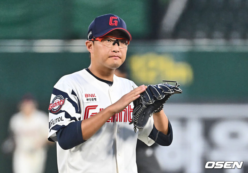 13일 부산 사직야구장에서 2024 신한 SOL 뱅크 KBO 리그 롯데 자이언츠와 한화 이글스의 경기가 열렸다. 홈팀 롯데는 박세웅이 선발 출전하고 한화는 류현진이 선발 출전했다.롯데 자이언츠 선발 투수 박세웅이 1회를 무실점으로 막고 서동욱에게 칭찬의 박수를 치고 있다. 2024.09.13 / foto0307@osen.co.kr