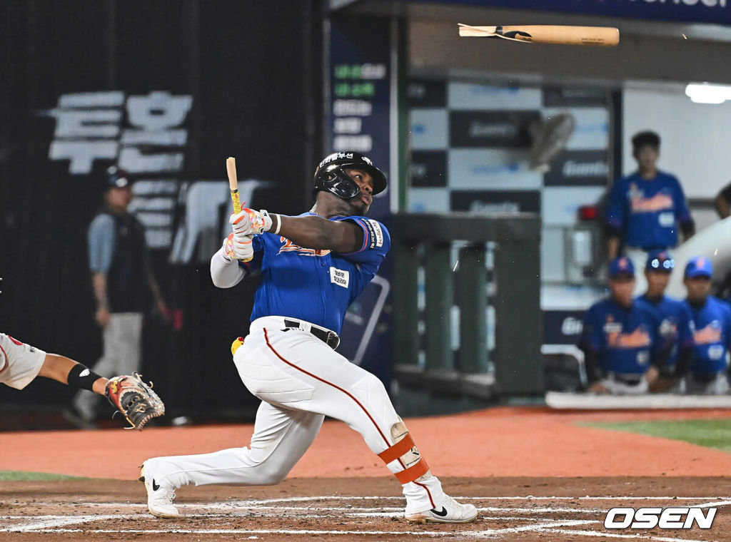 13일 부산 사직야구장에서 2024 신한 SOL 뱅크 KBO 리그 롯데 자이언츠와 한화 이글스의 경기가 열렸다. 홈팀 롯데는 박세웅이 선발 출전하고 한화는 류현진이 선발 출전했다.한화 이글스 페라자가 6회초 2사 1,3루 중견수 앞 동점 1타점 안타를 치고 있다. 2024.09.13 / foto0307@osen.co.kr