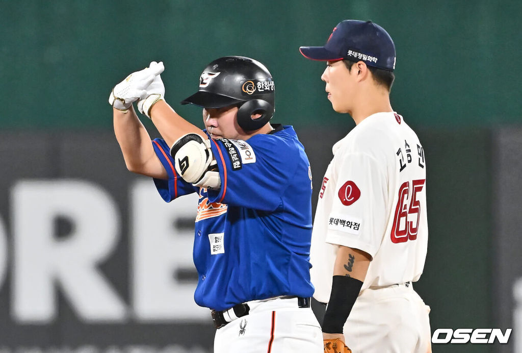 13일 부산 사직야구장에서 2024 신한 SOL 뱅크 KBO 리그 롯데 자이언츠와 한화 이글스의 경기가 열렸다. 홈팀 롯데는 박세웅이 선발 출전하고 한화는 류현진이 선발 출전했다.한화 이글스 안치홍이 7회초 2사 1,2루 좌익수 왼쪽 2타점 2루타를 치고 세리머니를 하고 있다. 2024.09.13 / foto0307@osen.co.kr