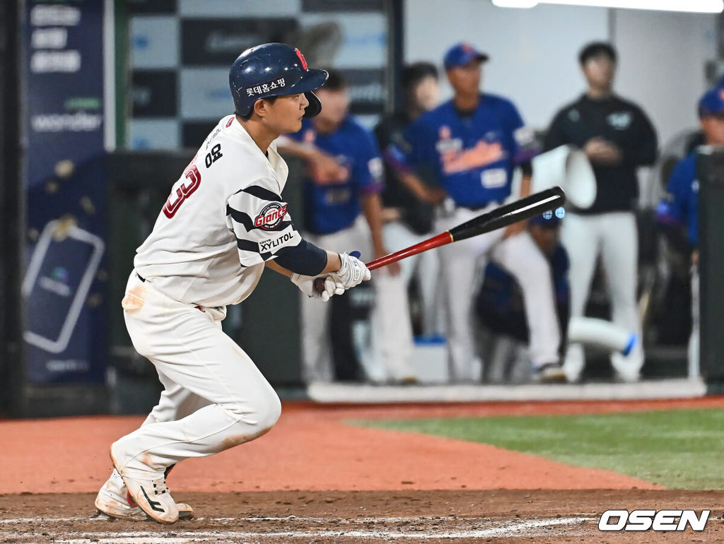 13일 부산 사직야구장에서 2024 신한 SOL 뱅크 KBO 리그 롯데 자이언츠와 한화 이글스의 경기가 열렸다. 홈팀 롯데는 박세웅이 선발 출전하고 한화는 류현진이 선발 출전했다.롯데 자이언츠 손호영이 7회말 1사 만루 유격수 왼쪽 뒤 2타점 내야안타를 치고 있다. 2024.09.13 / foto0307@osen.co.kr