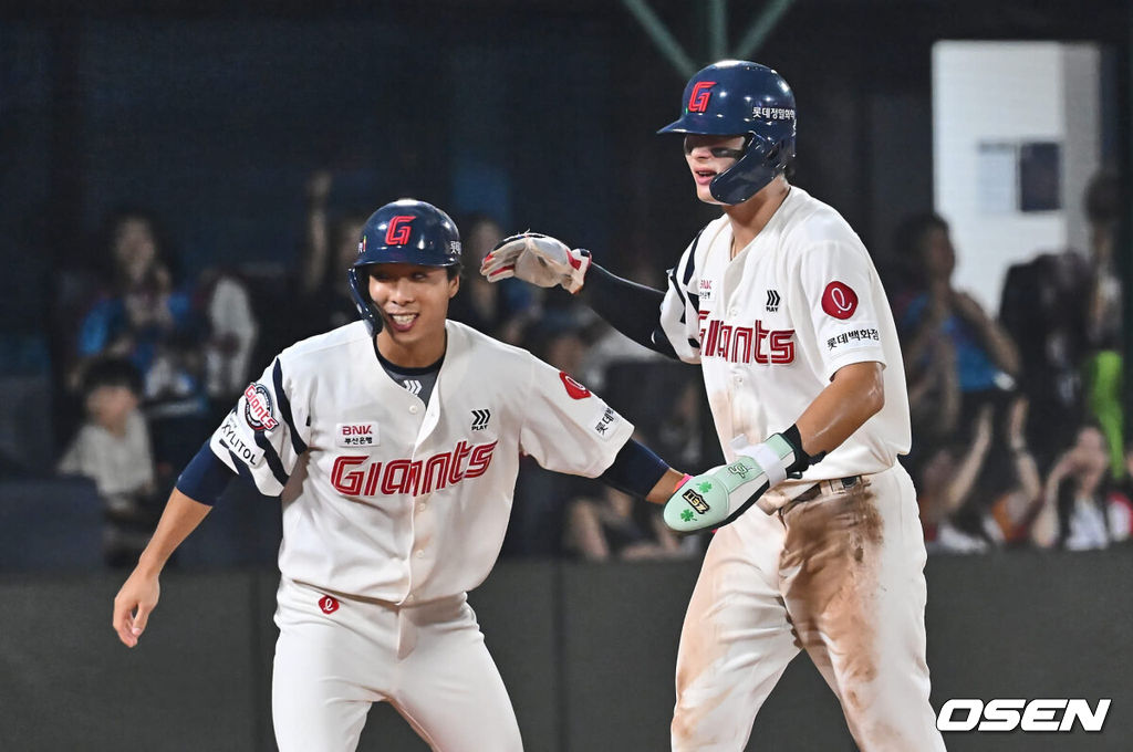 13일 부산 사직야구장에서 2024 신한 SOL 뱅크 KBO 리그 롯데 자이언츠와 한화 이글스의 경기가 열렸다. 홈팀 롯데는 박세웅이 선발 출전하고 한화는 류현진이 선발 출전했다.롯데 자이언츠 윤동희가 7회말 1사 만루 손호영의 유격수 왼쪽 뒤 내야안타때 득점을 올리고 김동혁과 하이파이브를 하고 있다. 2024.09.13 / foto0307@osen.co.kr