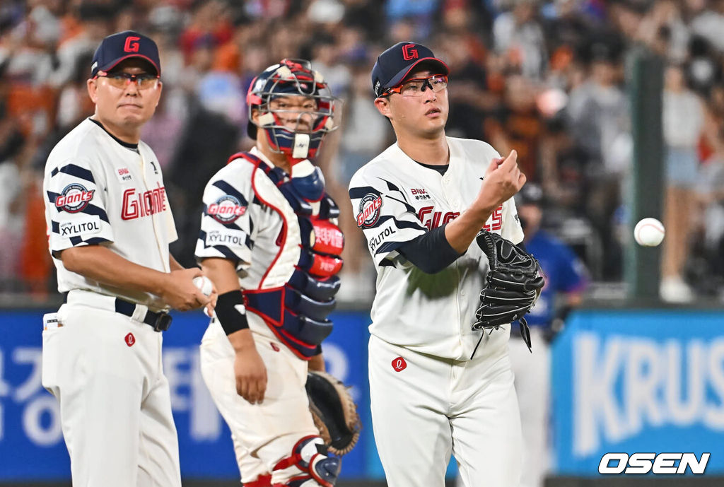 13일 부산 사직야구장에서 2024 신한 SOL 뱅크 KBO 리그 롯데 자이언츠와 한화 이글스의 경기가 열렸다. 홈팀 롯데는 박세웅이 선발 출전하고 한화는 류현진이 선발 출전했다.롯데 자이언츠 선발 투수 박세웅이 7회초 교체되고 있다. 2024.09.13 / foto0307@osen.co.kr