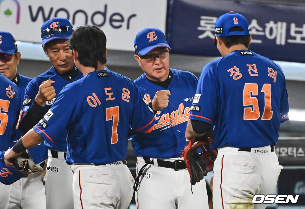 13일 부산 사직야구장에서 2024 신한 SOL 뱅크 KBO 리그 롯데 자이언츠와 한화 이글스의 경기가 열렸다. 홈팀 롯데는 박세웅이 선발 출전하고 한화는 류현진이 선발 출전했다.한화 이글스 김경문 감독이 롯데 자이언츠에 8-4로 승리한 후 기쁨을 나누고 있다. 2024.09.13 / foto0307@osen.co.kr