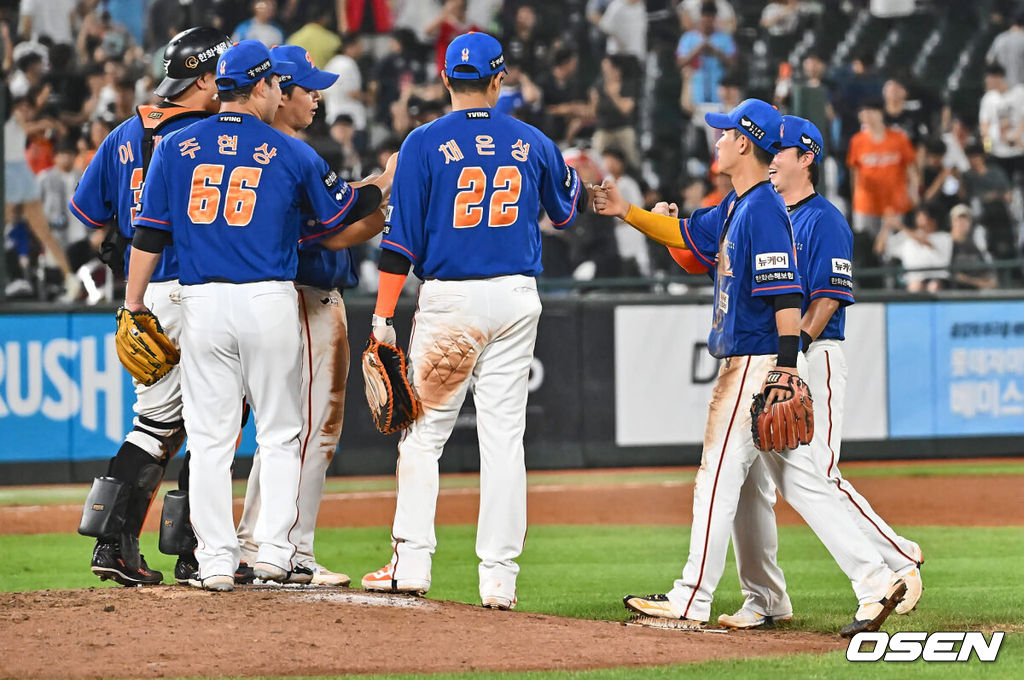 13일 부산 사직야구장에서 2024 신한 SOL 뱅크 KBO 리그 롯데 자이언츠와 한화 이글스의 경기가 열렸다. 홈팀 롯데는 박세웅이 선발 출전하고 한화는 류현진이 선발 출전했다.한화 이글스 선수들이 롯데 자이언츠에 8-4로 승리한 후 기뻐하고 있다. 2024.09.13 / foto0307@osen.co.kr