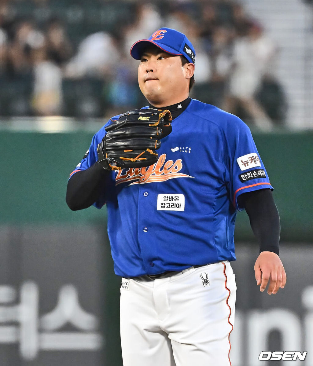 13일 부산 사직야구장에서 2024 신한 SOL 뱅크 KBO 리그 롯데 자이언츠와 한화 이글스의 경기가 열렸다. 홈팀 롯데는 박세웅이 선발 출전하고 한화는 류현진이 선발 출전했다.한화 이글스 선발 투수 류현진이 투구 도중 셍각을 하고 있다. 2024.09.13 / foto0307@osen.co.kr