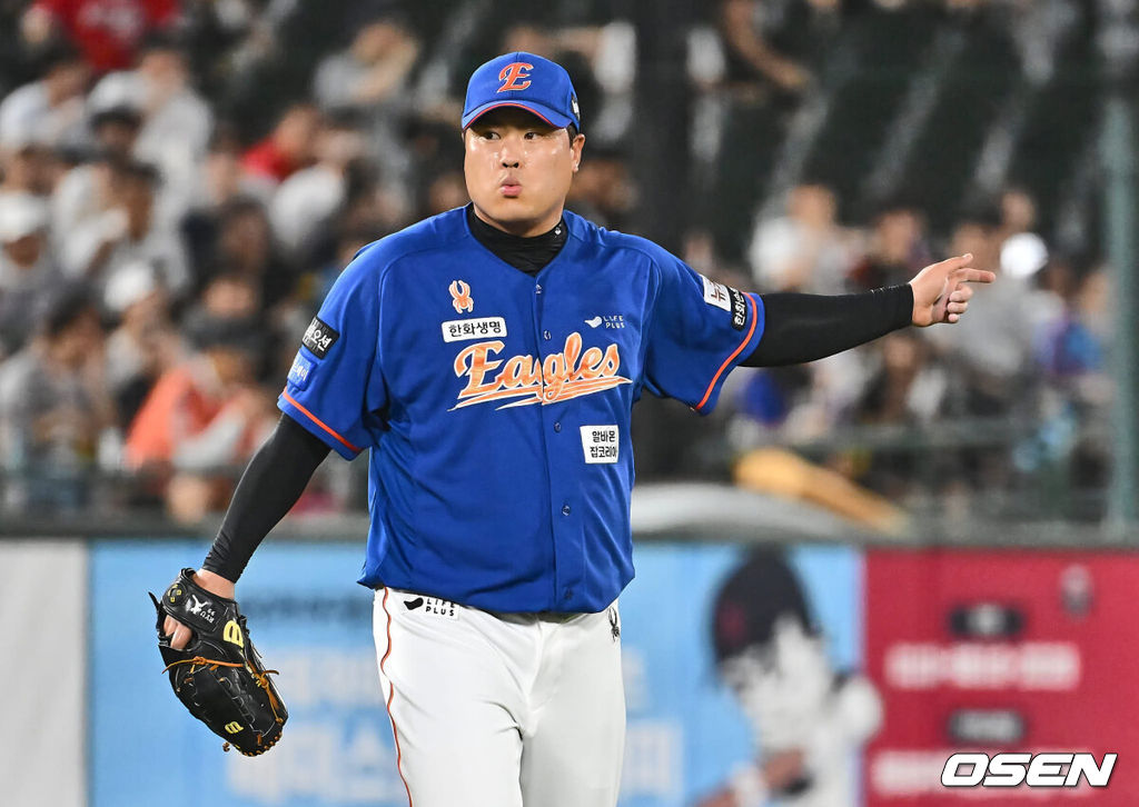 13일 부산 사직야구장에서 2024 신한 SOL 뱅크 KBO 리그 롯데 자이언츠와 한화 이글스의 경기가 열렸다. 홈팀 롯데는 박세웅이 선발 출전하고 한화는 류현진이 선발 출전했다.한화 이글스 류현진이 2회말 무사 2루 롯데 자이언츠 전준우의 유격수 땅볼을 잡지 못하는 실책을 범한 이도윤에게 괜찮다는 사인을 보내고 있다. 2024.09.13 / foto0307@osen.co.kr