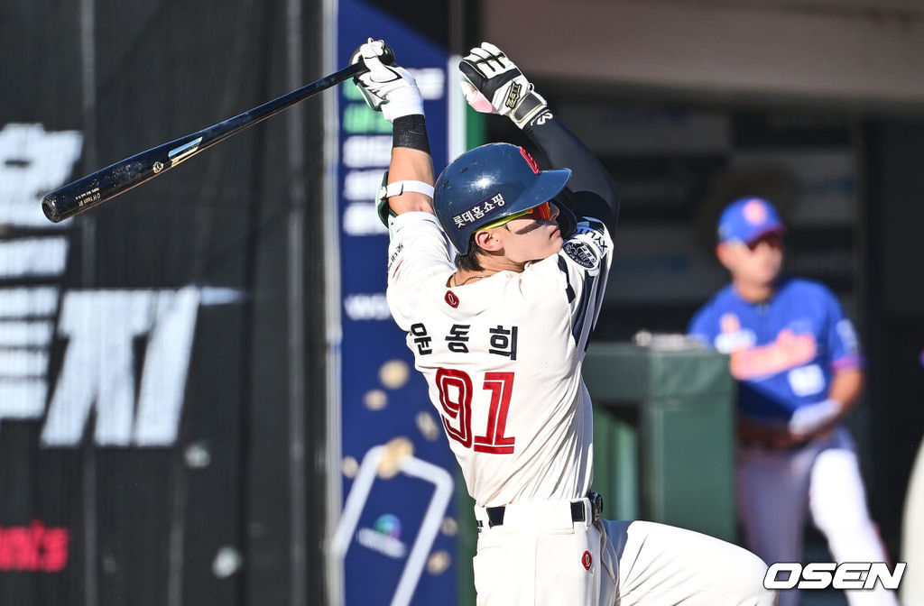 14일 부산 사직야구장에서 2024 신한 SOL 뱅크 KBO 리그 롯데 자이언츠와 한화 이글스의 경기가 열렸다. 홈팀 롯데는 반즈가 선발 출전하고 한화는 이상규가 선발 출전했다.롯데 자이언츠 윤동희가 7회말 무사 2루 중견수 뒤 1타점 3루타를 치고 있다. 2024.09.14 / foto0307@osen.co.kr