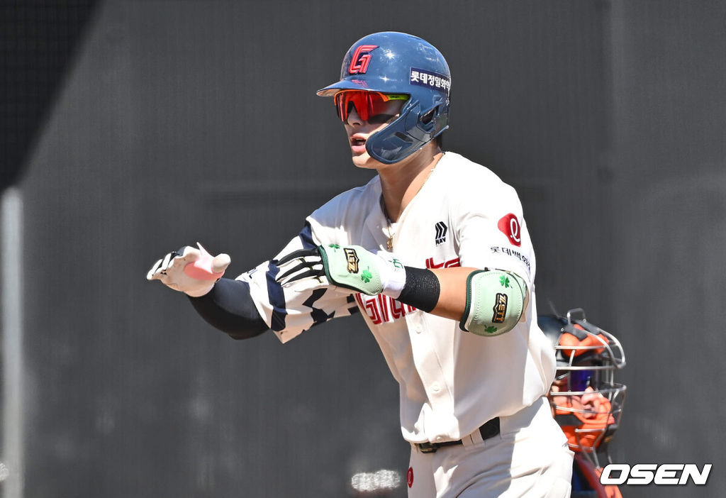 14일 부산 사직야구장에서 2024 신한 SOL 뱅크 KBO 리그 롯데 자이언츠와 한화 이글스의 경기가 열렸다. 홈팀 롯데는 반즈가 선발 출전하고 한화는 이상규가 선발 출전했다.롯데 자이언츠 윤동희가 1회말 좌월 솔로 홈런을 치고 하이파이브를 하고 있다. 2024.09.14 / foto0307@osen.co.kr