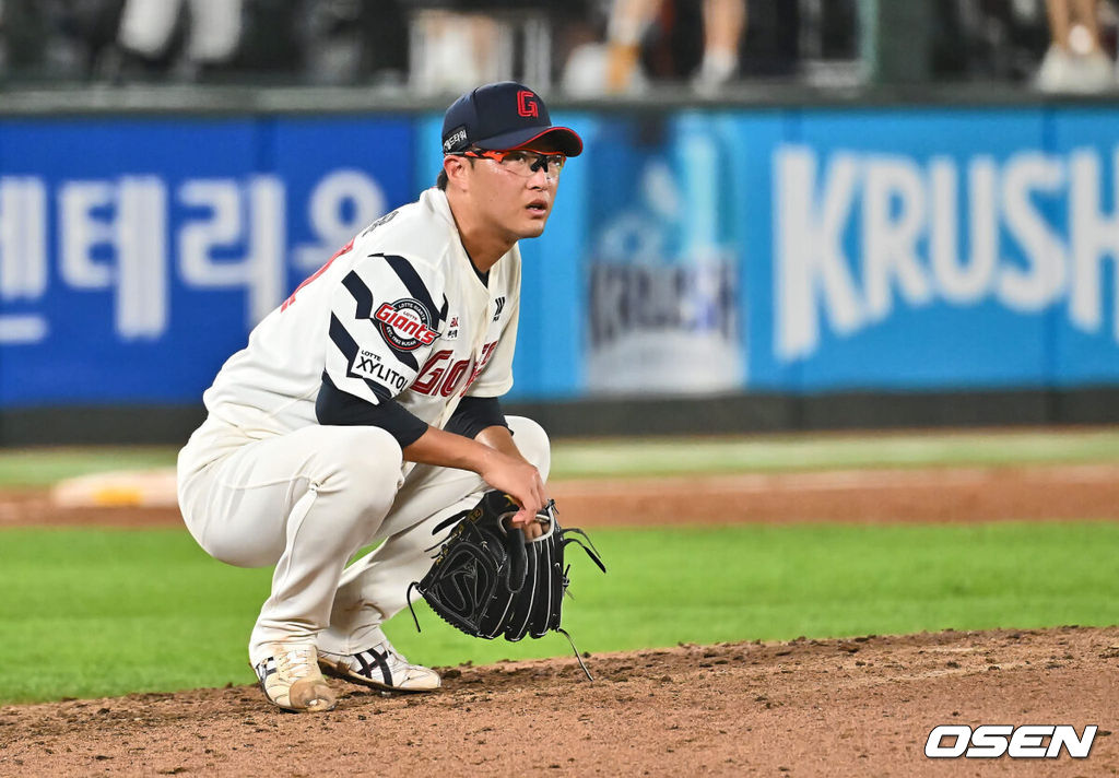 13일 부산 사직야구장에서 2024 신한 SOL 뱅크 KBO 리그 롯데 자이언츠와 한화 이글스의 경기가 열렸다. 홈팀 롯데는 박세웅이 선발 출전하고 한화는 류현진이 선발 출전했다.롯데 자이언츠 선발 투수 박세웅이 7회초 2사 한화 이글스 이도윤의 유격수 앞 타구를 놓치자 아쉬워하고 있다. 2024.09.13 / foto0307@osen.co.kr